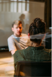 terrain avec des plantations, des montagnes vertes au second plan et un ciel nuageux